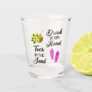 Verre A Shot Boire Dans Ma Main, Jouer Dans Le Sable