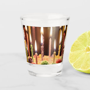 Verre A Shot Bougies D'Anniversaire Sur Un Gâteau D'Anniversair