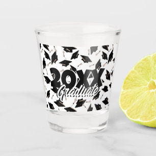 Verre A Shot Casquettes de graduation noir jetées en l'air sur