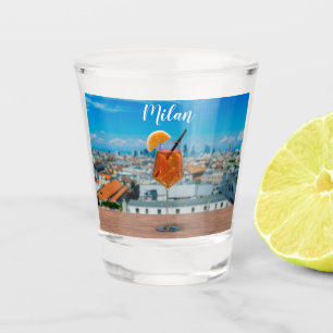Verre A Shot Cocktail Spritz sur une table avec vue sur Milan
