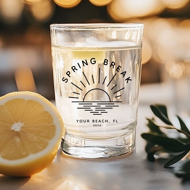 Verre A Shot Coutume Printemps Pause Été Voyage de petite amie (Shot glass with a "Spring Break 2024" beach logo, filled with water, beside a lemon slice)