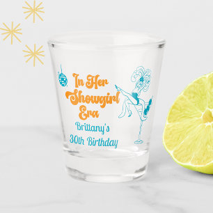 Verre A Shot Dans son ère de showgirl mignonne et amusante Fête
