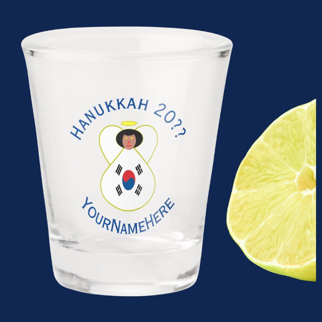Verre A Shot Drapeau Angel Hanoukka coréen (Sud) Personnalisé (Shot glass has angel wearing South Korean Flag for Hanukkah. Blue text for holiday, name, and year.)