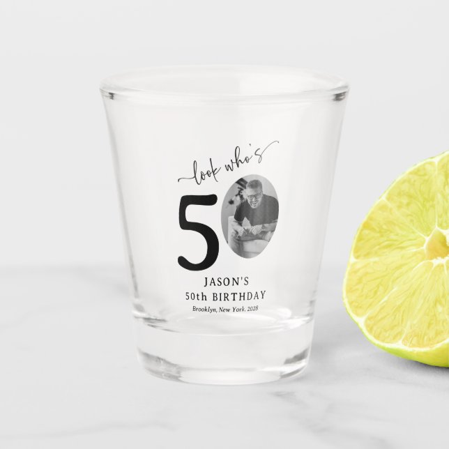 Verre A Shot Drôle 'Look Who's 50' élégant 50e anniversaire (Devant)