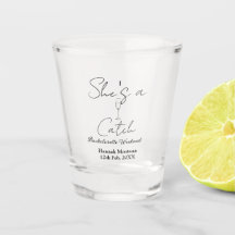 Elle est une bouteille de champagne de week-end de