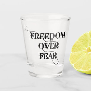 Verre A Shot La liberté face à la peur