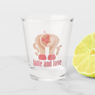 Verre A Shot Latte et coupe d'amour, mains et citation de café