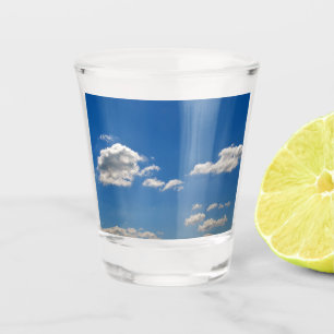 Verre A Shot Le ciel est bleu et les nuages blancs passent