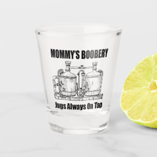 Verre A Shot Les Jugs De Boobery De Maman Toujours Sur Tap