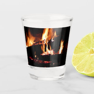 Verre A Shot Logs dans la cheminée Photographie de feu chaud