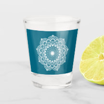 Mandala blanc sur fond bleu