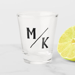 Verre A Shot Monogramme de mariage Typographie noire simple bar