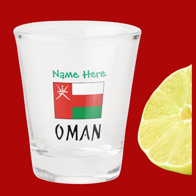 Verre A Shot Oman Omani Drapeau vert Personnalisation (Omani Flag on shot glass has word OMAN below in black text. Above add a name in green letters.)