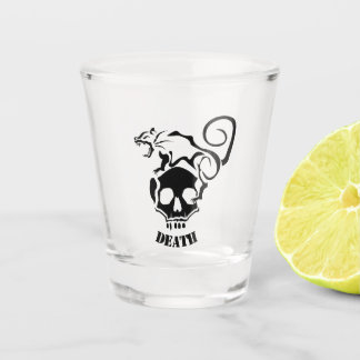 Verre A Shot Rat en colère sur un crâne mal