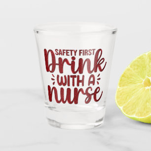 Verre A Shot Sécurité Première Boisson Avec Un Infirmier