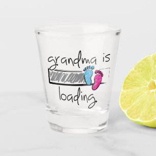 Verre A Shot Slogan grandma is loading. Grand et grand-mère.
