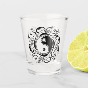 Verre A Shot Symbole Yin & Yang style de tatouage noir et blanc
