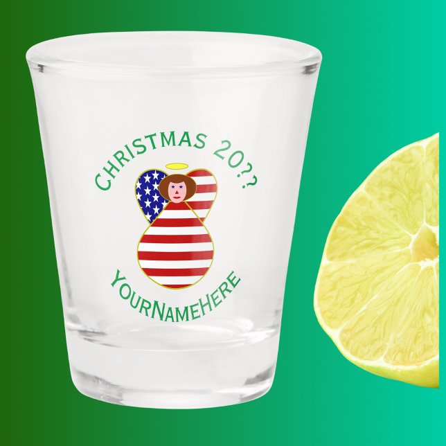 Verre A Shot USA Red Haired Angel Noël drapeau personnalisé (Christmas shot glass has red haired angel wearing USA Flag. Green text for name, holiday, and year.)