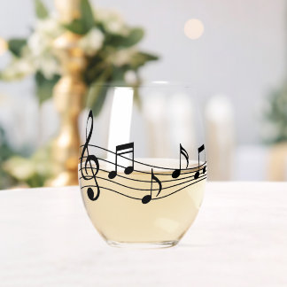 Verre à vin avec notes musicales et stave
