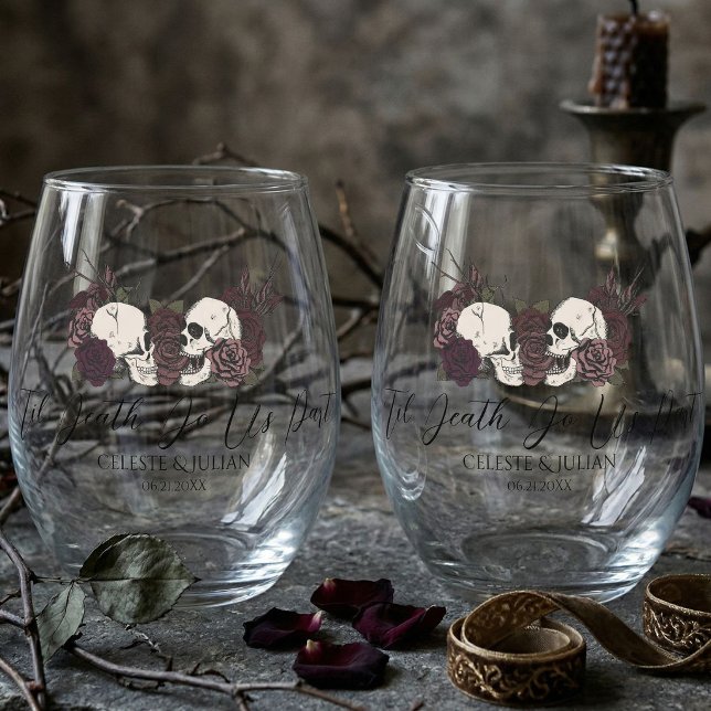 Verre À Vin Sans Pied Crânes gothiques et roses jusqu'à la mort de maria (Til Death Wine Glasses feature hand-drawn skulls and roses for an elegant gothic wedding table)