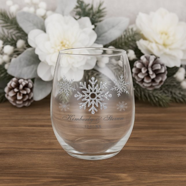 Verre À Vin Sans Pied Flocon de neige d'hiver en argent Personnalisé (Silver Winter Snowflakes Personalized Stemless Wine Glass)