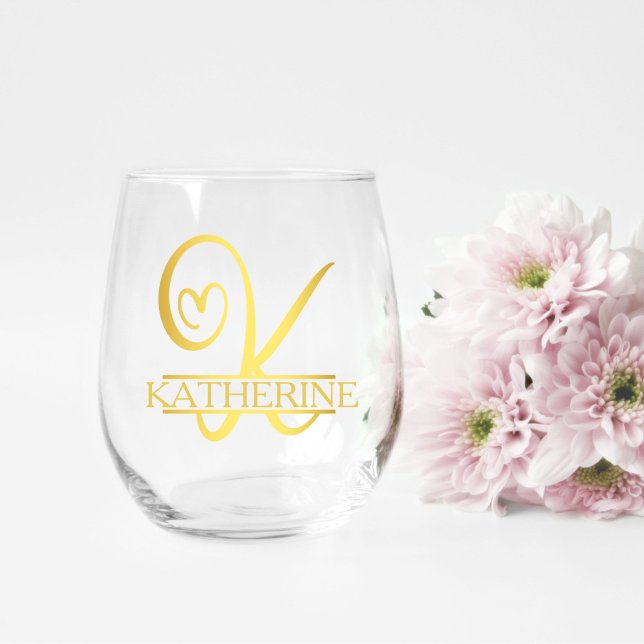 Verre À Vin Sans Pied Lettre K Monogramme Cadeau de demoiselle d'honneur (stemless wine glass for a bridesmaid gift that has a gold split K monogram and customized with name)