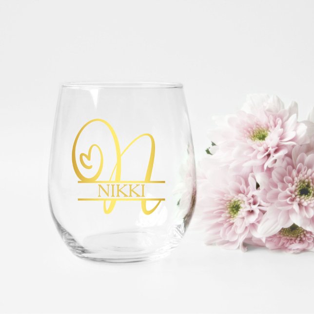 Verre À Vin Sans Pied Lettre N Monogramme Cadeau de demoiselle d'honneur (stemless wine glass for a bridesmaid gift that has a gold split N monogram and customized with name)