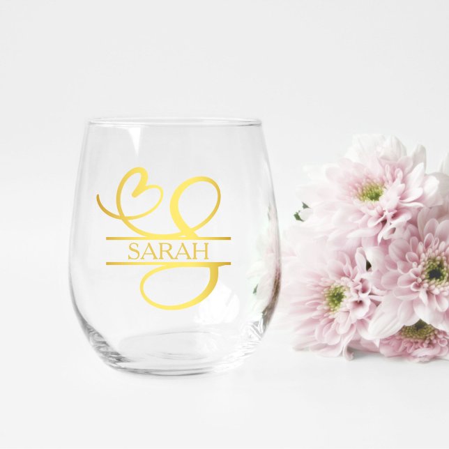 Verre À Vin Sans Pied Lettre S Monogram Bridesmaid Cadeau, Moderne Éléga (stemless wine glass for a bridesmaid gift that has a gold split S monogram and customized with name)