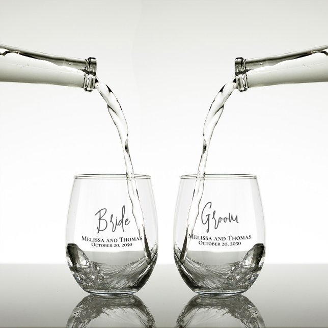 Verre À Vin Sans Pied Mariage Script Bride Groom personnalisée (Bride and groom script custom stemless wine glasses.)