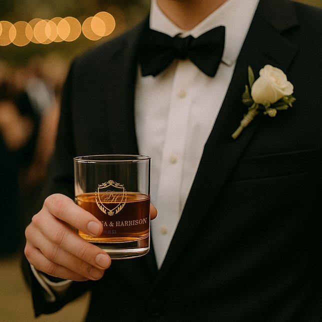 Verre À Whisky Mariage de monogramme personnalisé Faux Gold Crest (Ornate Faux Gold Crest Custom Monogram Wedding Whiskey Glass)