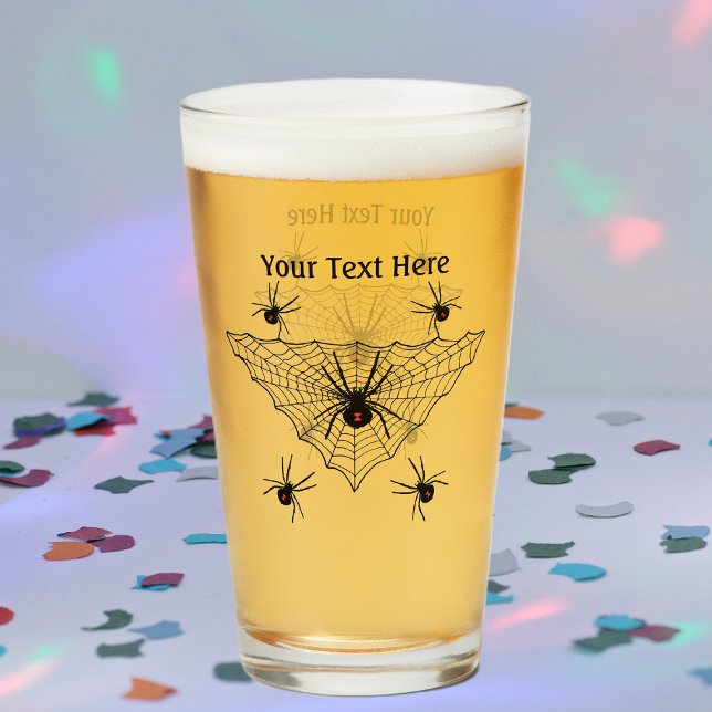 Verre Araignées déplaisantes noires veuves Marquage roug (Creepy black widow spiders red hourglass markings black spider web on glass drinking tumber.)