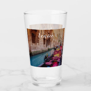 Verre Canal avec gondole traditionnelle à Venise, Italie