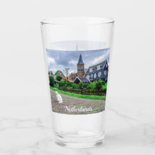 Verre Chat dans le village de pêcheurs traditionnel
