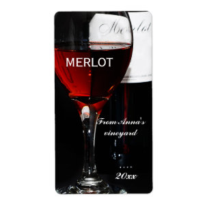 Verre de vin rouge et bouteille merlot