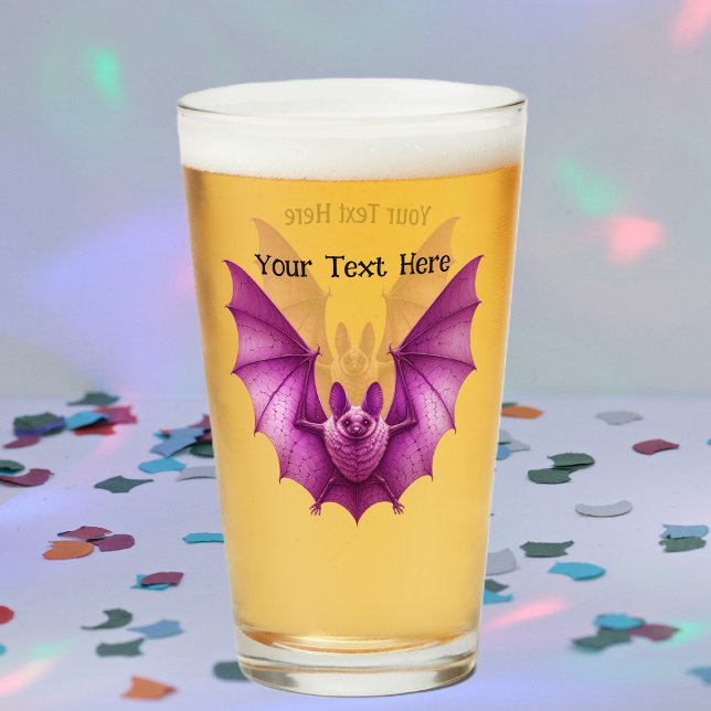 Verre Éffrayante Furie Vibrant Pink Bat ailes se répande (Vibrant spooky pink furry bat wings spread in flight on glass drinking tumbler.)
