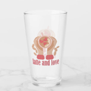 Verre Latte et coupe d'amour, mains et citation de café