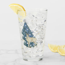 Le Cerf Laisse Des Empreintes Dans La Neige