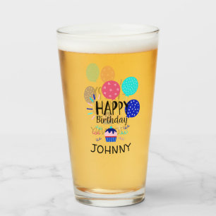 Verre Petit gâteau et texte de joyeux anniversaire de