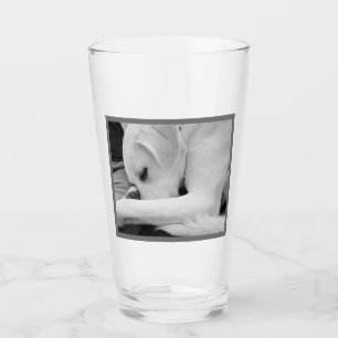 Verre Photo en noir et blanc de mignon chien reposant av