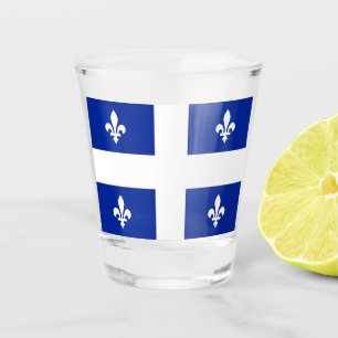 Verre photographié patriotique avec drapeau du Qué