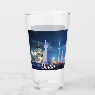 Verre Pont de pierre près de la cathédrale de Berlin en 