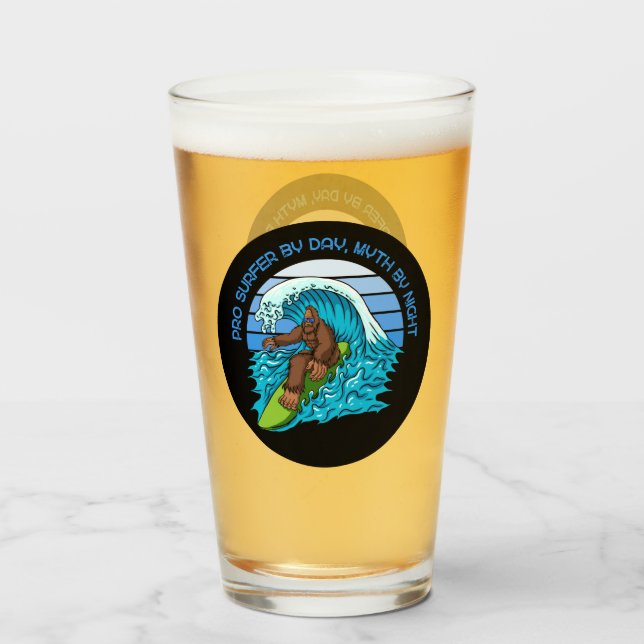 Verre Pro By Day, Myth By Night Surfing Bigfoot Beer (Devant (rempli))
