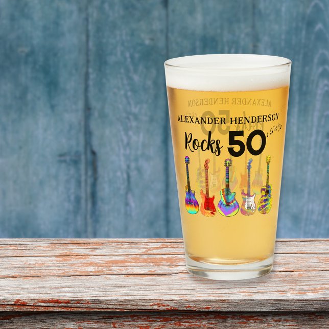 Verre Rock and Roll 50th Birthday ajouter Nom (Rock and roll 50th birthday personalized beer glass with funky colorful guitars rocks 50 typography )