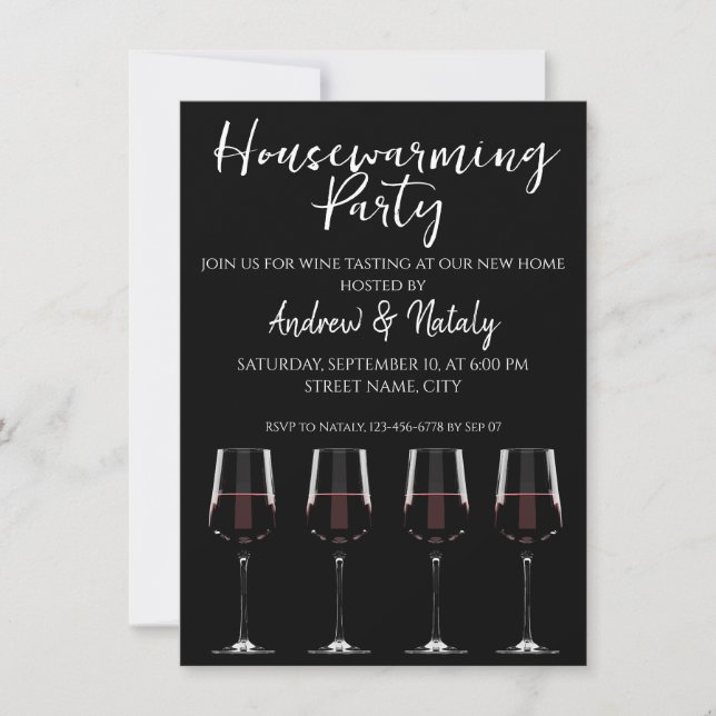 Verres à vin avec vin rouge sur invitation noire (Devant)