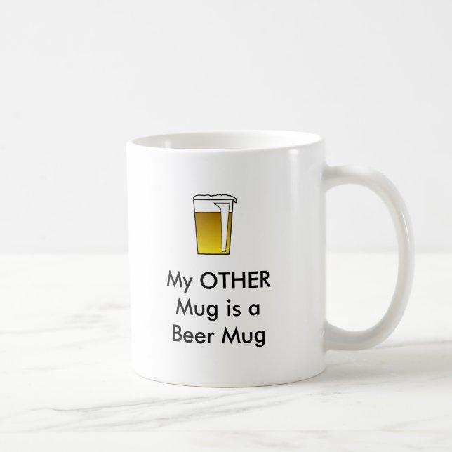 Verres drôles de boissons de tasses de bière… (Droite)
