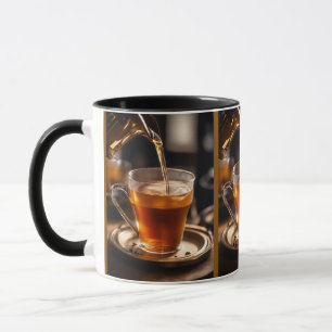 Verser du thé herbal chaud dans une tasse en verre