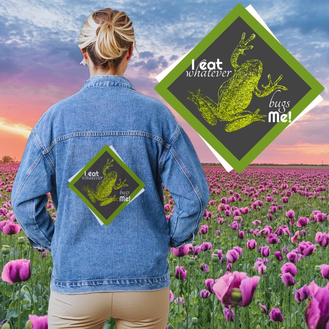 Veste Denim Positive de grenouille (Woman with a denim jacket. Decoration: a frog silhouette in a diamond frame. I eat whatever bugs me)