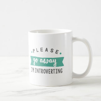 Veuillez aller loin j'introverting la tasse de