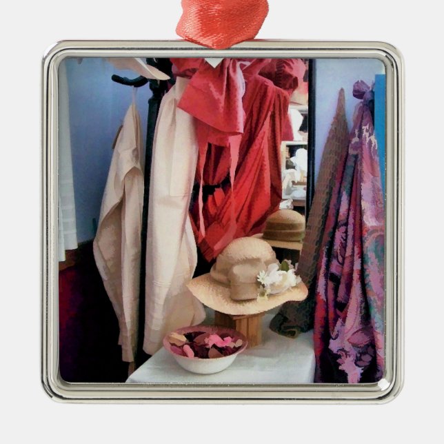 VICTORIAN ENGLAND METAL ORNAMENT (Front)