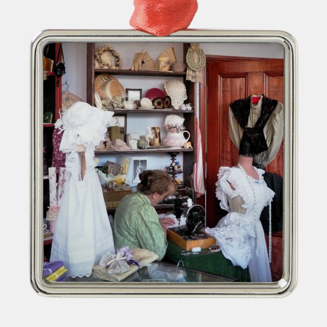 VICTORIAN ENGLAND METAL ORNAMENT (Front)